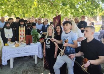 Ποντιακές λύρες και τραγούδι στο κοιμητήριο του Μπαμπαλιού Αιτωλοακαρνανίας, Δευτέρα Αγίου Πνεύματος 1 Ιουνίου 2026 (φωτ.: Facebook / Γιώργος Παπαναστασίου - Δήμαρχος Αγρινίου)