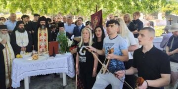 Ποντιακές λύρες και τραγούδι στο κοιμητήριο του Μπαμπαλιού Αιτωλοακαρνανίας, Δευτέρα Αγίου Πνεύματος 1 Ιουνίου 2026 (φωτ.: Facebook / Γιώργος Παπαναστασίου - Δήμαρχος Αγρινίου)