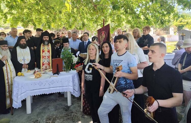 Ποντιακές λύρες και τραγούδι στο κοιμητήριο του Μπαμπαλιού Αιτωλοακαρνανίας, Δευτέρα Αγίου Πνεύματος 1 Ιουνίου 2026 (φωτ.: Facebook / Γιώργος Παπαναστασίου - Δήμαρχος Αγρινίου)