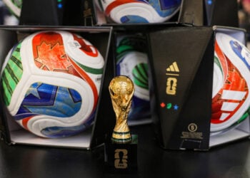 Η επίσημη μπάλα του Μουντιάλ 2026 και ένα αναμνηστικό κύπελλο σε επίσημο κατάστημα της FIFA στην Καλιφόρνια, στη Σάντα Μόνικα (φωτ.: EPA / Chris Torres)