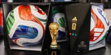 Η επίσημη μπάλα του Μουντιάλ 2026 και ένα αναμνηστικό κύπελλο σε επίσημο κατάστημα της FIFA στην Καλιφόρνια, στη Σάντα Μόνικα (φωτ.: EPA / Chris Torres)