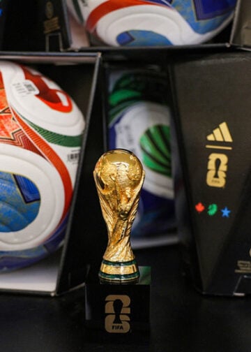 Η επίσημη μπάλα του Μουντιάλ 2026 και ένα αναμνηστικό κύπελλο σε επίσημο κατάστημα της FIFA στην Καλιφόρνια, στη Σάντα Μόνικα (φωτ.: EPA / Chris Torres)