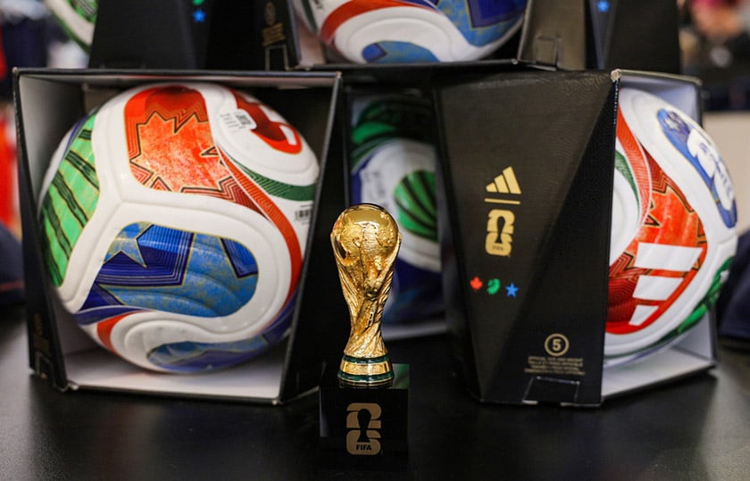 Η επίσημη μπάλα του Μουντιάλ 2026 και ένα αναμνηστικό κύπελλο σε επίσημο κατάστημα της FIFA στην Καλιφόρνια, στη Σάντα Μόνικα (φωτ.: EPA / Chris Torres)