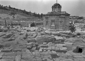 Σε πρώτο πλάνο η λιθόστρωτη Οδός των Παναθηναίων, στο κέντρο τα κατάλοιπα του υδρόμυλου και η λεκάνη απορροής όμβριων υδάτων (φωτ.: ΥΠΠΟ)