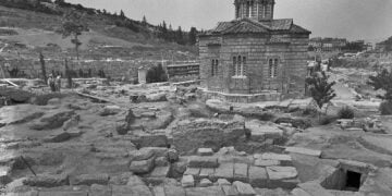 Σε πρώτο πλάνο η λιθόστρωτη Οδός των Παναθηναίων, στο κέντρο τα κατάλοιπα του υδρόμυλου και η λεκάνη απορροής όμβριων υδάτων (φωτ.: ΥΠΠΟ)