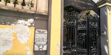 Η είσοδος του ελληνορθόδοξου ναού των Αγίων Αποστόλων Πέτρου και Παύλου, του πνευματικού κέντρου της ελληνικής κοινότητας της Νάπολης (φωτ.: Γεωργία Βορύλλα)