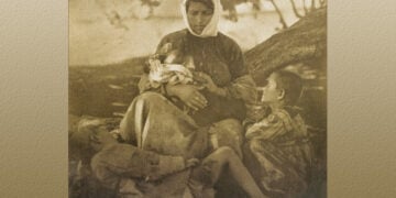 Οικογένεια προσφύγων της Μικρασιατικής Καταστροφής σε φωτογραφία της Nelly's (πηγή: Φωτογραφικό Αρχείο Μουσείου Μπενάκη)