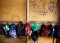 Σχολικές τσάντες κρέμονται σε αίθουσα του δωρεάν σχολείου Bright Achievers, στην παραγκούπολη Μπαρίγκα του Λάγκος στη Νιγηρία (φωτ.: EPA / Akintunde Akinleye)