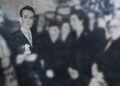Ο Φώτης Ουλκέρογλου (δεύτερος από αριστερά), κατά τα εγκαίνια της «Εμποροτεχνικής» στην πλατεία Καρύτση της Αθήνας (φωτ.: Αρχείο Συνδέσμου Μικρασιατών Κωνσταντινουπολιτών Χαλανδρίου «Ρίζες»)