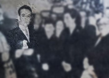 Ο Φώτης Ουλκέρογλου (δεύτερος από αριστερά), κατά τα εγκαίνια της «Εμποροτεχνικής» στην πλατεία Καρύτση της Αθήνας  (φωτ.: Αρχείο Συνδέσμου Μικρασιατών Κωνσταντινουπολιτών Χαλανδρίου «Ρίζες»)