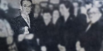 Ο Φώτης Ουλκέρογλου (δεύτερος από αριστερά), κατά τα εγκαίνια της «Εμποροτεχνικής» στην πλατεία Καρύτση της Αθήνας (φωτ.: Αρχείο Συνδέσμου Μικρασιατών Κωνσταντινουπολιτών Χαλανδρίου «Ρίζες»)