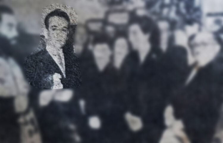 Ο Φώτης Ουλκέρογλου (δεύτερος από αριστερά), κατά τα εγκαίνια της «Εμποροτεχνικής» στην πλατεία Καρύτση της Αθήνας (φωτ.: Αρχείο Συνδέσμου Μικρασιατών Κωνσταντινουπολιτών Χαλανδρίου «Ρίζες»)