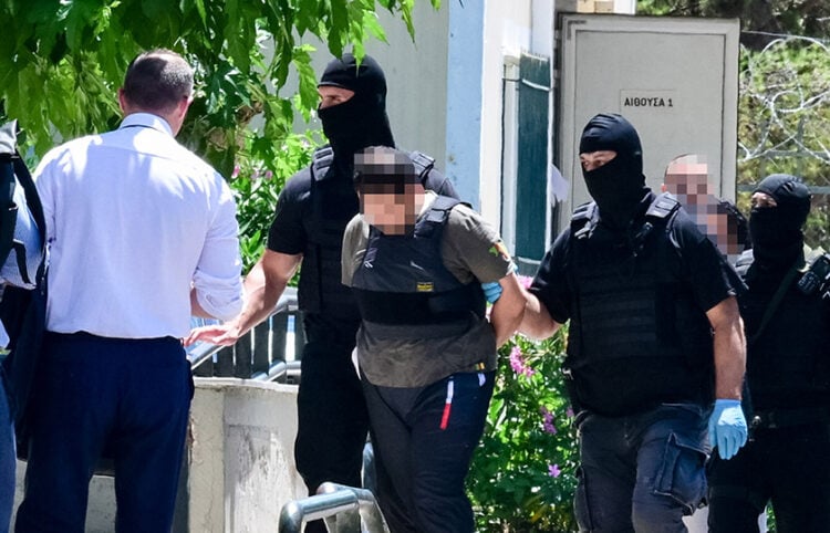 Από τη μεταγωγή του Παλαιστίνιου στον εισαγγελέα (φωτ.: EUROKINISSI / Τατιάνα Μπόλαρη)