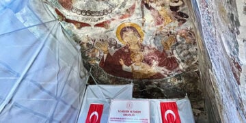 Τουρκικές σημαίες και ταμπέλα του υπουργείου Πολιτισμού και Τουρισμού της Τουρκίας, κάτω από την Πλατυτέρα. Η φωτογραφία είναι από την επίσκεψη μελών της Ένωσης Ποντίων Φθιώτιδας στην Παναγία Σουμελά, στις 17 Ιουνίου 2026 (φωτ.: Facebook / Κατερίνα Δουβλέκα)