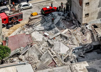 Ένας σωρός από μπάζα έγινε η τετραώροφη πολυκατοικία επί της οδού Αλκμήνης στα Πετράλωνα. Τρίτη 30 Ιουνίου 2026 (φωτ.: EUROKINISSI)