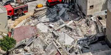 Ένας σωρός από μπάζα έγινε η τετραώροφη πολυκατοικία επί της οδού Αλκμήνης στα Πετράλωνα. Τρίτη 30 Ιουνίου 2026 (φωτ.: EUROKINISSI)