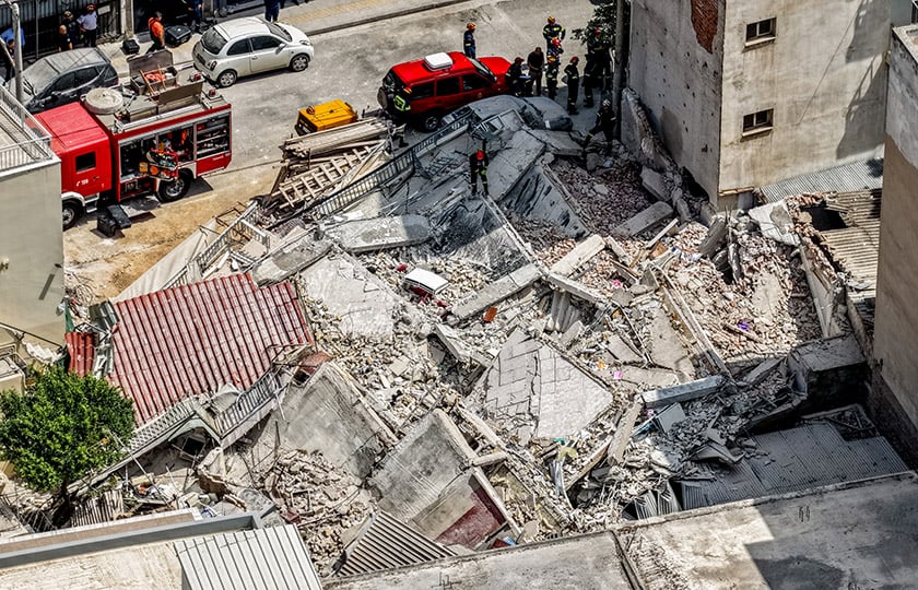 Ένας σωρός από μπάζα έγινε η τετραώροφη πολυκατοικία επί της οδού Αλκμήνης στα Πετράλωνα. Τρίτη 30 Ιουνίου 2026 (φωτ.: EUROKINISSI)
