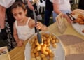 Μικρή βοηθός στα «Ποντιακά Φιλέματα Λαχανά», Σάββατο 20 Ιουνίου 2026 (φωτ.: Facebook / Katerina Bili)