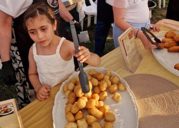 Μικρή βοηθός στα «Ποντιακά Φιλέματα Λαχανά», Σάββατο 20 Ιουνίου 2026 (φωτ.: Facebook / Katerina Bili)
