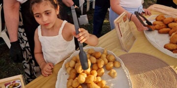 Μικρή βοηθός στα «Ποντιακά Φιλέματα Λαχανά», Σάββατο 20 Ιουνίου 2026 (φωτ.: Facebook / Katerina Bili)