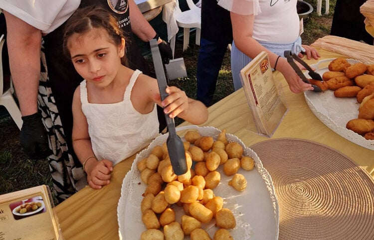 Μικρή βοηθός στα «Ποντιακά Φιλέματα Λαχανά», Σάββατο 20 Ιουνίου 2026 (φωτ.: Facebook / Katerina Bili)