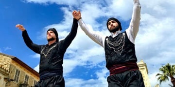 Χέρια ψηλά στον πυρρίχιο χορό σέρρα, σαν πέταγμα αετού (φωτ.: ΑΠΕ-ΜΠΕ / Ευάγγελος Μπουγιώτης)