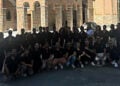 Αναμνηστική φωτογραφία έξω από το ναό της Σουμελά στο Βέρμιο (φωτ.: Facebook /
Σύλλογος Ποντίων Κολωνίας - Verein der Griechen aus Pontos in Köln)