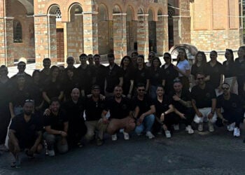 Αναμνηστική φωτογραφία έξω από το ναό της Σουμελά στο Βέρμιο (φωτ.: Facebook / 
Σύλλογος Ποντίων Κολωνίας - Verein der Griechen aus Pontos in Köln)