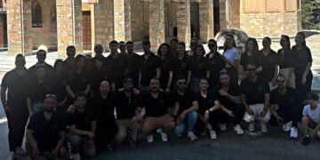 Αναμνηστική φωτογραφία έξω από το ναό της Σουμελά στο Βέρμιο (φωτ.: Facebook /
Σύλλογος Ποντίων Κολωνίας - Verein der Griechen aus Pontos in Köln)