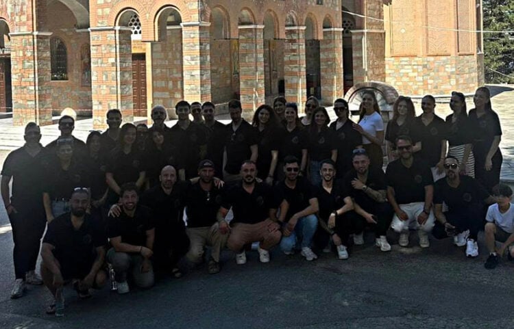 Αναμνηστική φωτογραφία έξω από το ναό της Σουμελά στο Βέρμιο (φωτ.: Facebook /
Σύλλογος Ποντίων Κολωνίας - Verein der Griechen aus Pontos in Köln)