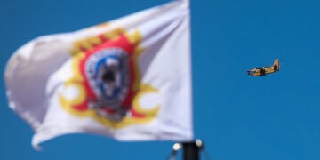 Η σημαία του Πυροσβεστικού Σώματος και στο βάθος ένα πυροσβεστικό αεροσκάφος (φωτ.: EUROKINISSI / Δανάη Δαυλοπούλου)