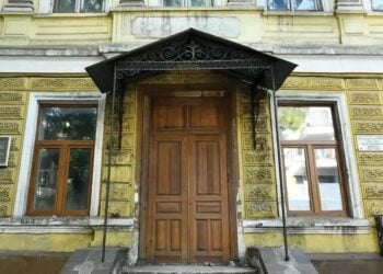 Μια από τις εισόδους του Ροδοκανάκειου Παρθεναγωγείου-Νηπιαγωγείου στην Οδησσό (πηγή: greekmos.ru)