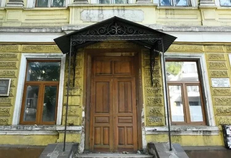 Μια από τις εισόδους του Ροδοκανάκειου Παρθεναγωγείου-Νηπιαγωγείου στην Οδησσό (πηγή: greekmos.ru)