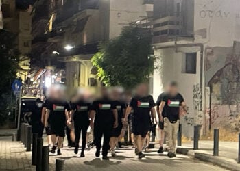Μέλη του Ρουβίκωνα σε «αντισιωνιστική περιπολία» στη Θεσσαλονίκη, προς την Πλατεία Μαβίλη. Σάββατο 27 Ιουνίου (φωτ.: Facebook / Ρουβίκωνας)