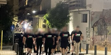Μέλη του Ρουβίκωνα σε «αντισιωνιστική περιπολία» στη Θεσσαλονίκη, προς την Πλατεία Μαβίλη. Σάββατο 27 Ιουνίου (φωτ.: Facebook / Ρουβίκωνας)
