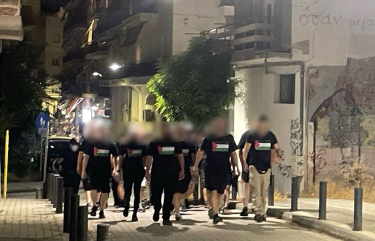 Μέλη του Ρουβίκωνα σε «αντισιωνιστική περιπολία» στη Θεσσαλονίκη, προς την Πλατεία Μαβίλη. Σάββατο 27 Ιουνίου (φωτ.: Facebook / Ρουβίκωνας)