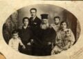 Ο Σαράντης Παπαδόπουλος, η σύζυγός του Αρχοντία Παπαδοπούλου, ο πατέρας του παπά Βασίλης Καθρεπτίδης, εκ των ιδρυτών του ναού αγίου Γεωργίου Νικαίας, ο μεγάλος γιος του Ιωάννης, η αδελφή του Ελισάβετ και τα παιδιά της Μαρία και Σάββας (φωτ.: facebook.com/archondia.papadopoulou)
