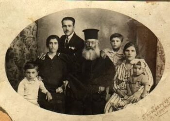 Ο Σαράντης Παπαδόπουλος, η σύζυγός του Αρχοντία Παπαδοπούλου, ο πατέρας του παπά Βασίλης Καθρεπτίδης, εκ των ιδρυτών του ναού αγίου Γεωργίου Νικαίας, ο μεγάλος γιος του Ιωάννης, η αδελφή του Ελισάβετ και τα παιδιά της Μαρία και Σάββας (φωτ.: facebook.com/archondia.papadopoulou)