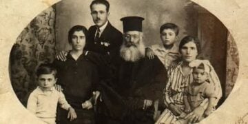 Ο Σαράντης Παπαδόπουλος, η σύζυγός του Αρχοντία Παπαδοπούλου, ο πατέρας του παπά Βασίλης Καθρεπτίδης, εκ των ιδρυτών του ναού αγίου Γεωργίου Νικαίας, ο μεγάλος γιος του Ιωάννης, η αδελφή του Ελισάβετ και τα παιδιά της Μαρία και Σάββας (φωτ.: facebook.com/archondia.papadopoulou)