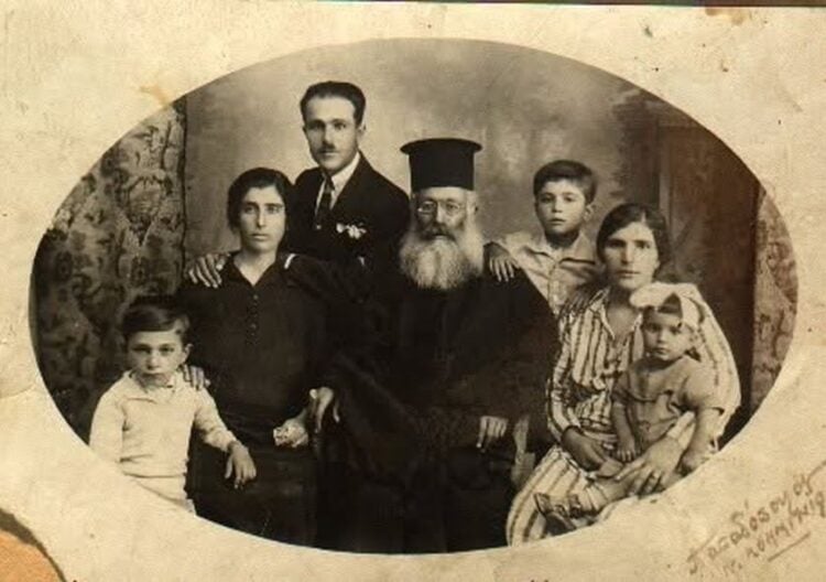 Ο Σαράντης Παπαδόπουλος, η σύζυγός του Αρχοντία Παπαδοπούλου, ο πατέρας του παπά Βασίλης Καθρεπτίδης, εκ των ιδρυτών του ναού αγίου Γεωργίου Νικαίας, ο μεγάλος γιος του Ιωάννης, η αδελφή του Ελισάβετ και τα παιδιά της Μαρία και Σάββας (φωτ.: facebook.com/archondia.papadopoulou)