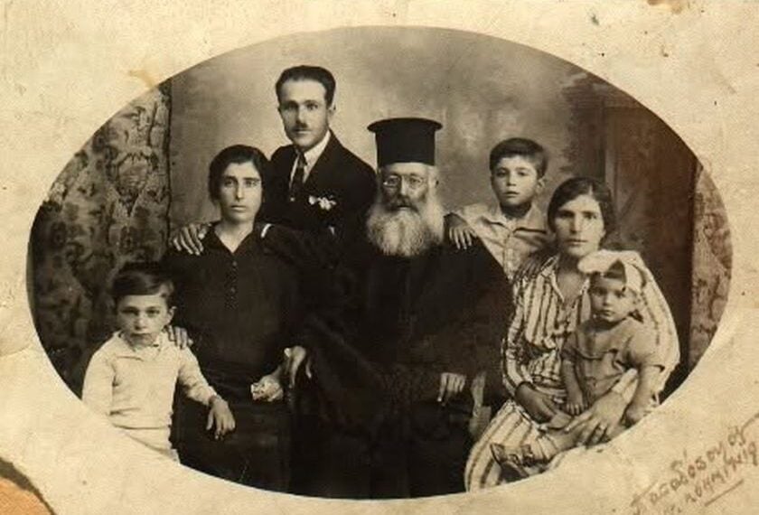 Ο Σαράντης Παπαδόπουλος, η σύζυγός του Αρχοντία Παπαδοπούλου, ο πατέρας του παπά Βασίλης Καθρεπτίδης, εκ των ιδρυτών του ναού αγίου Γεωργίου Νικαίας, ο μεγάλος γιος του Ιωάννης, η αδελφή του Ελισάβετ και τα παιδιά της Μαρία και Σάββας (φωτ.: facebook.com/archondia.papadopoulou)
