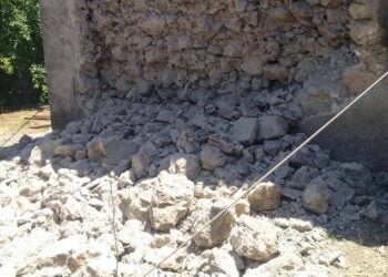 Κατέρρευσε πέτρινος τοίχος κατοικίας μετά τους σεισμούς στην Εύβοια, Κυριακή 7 Ιουνίου 2026 (φωτ.: Facebook / Sterea economy)