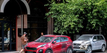 Τα δύο οχήματα με διπλωματικές πινακίδες της Βουλγαρίας, τα οποία υπέστησαν ζημιές έπειτα από εμπρησμό έξω από την πρεσβεία της χώρας στα Σκόπια, στη Βόρεια Μακεδονία, τη Δευτέρα 15 Ιουνίου 2026 (φωτ.: EPA / Georgi Licovski)