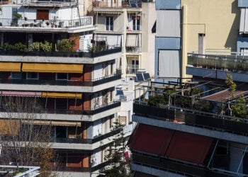 Μπαλκόνια διαμερισμάτων σε πολυκατοικίες στην Αθήνα (φωτ.: EUROKINISSI / Γιώργος Κονταρίνης)