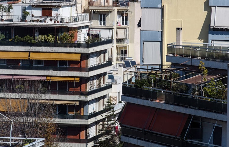 Μπαλκόνια διαμερισμάτων σε πολυκατοικίες στην Αθήνα (φωτ.: EUROKINISSI / Γιώργος Κονταρίνης)