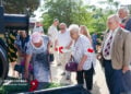 Λουλούδια στη μνήμη των θυμάτων των Σταλινικών Διώξεων, στο μνημείο που βρίσκεται στην Ευπατορία, την τέταρτη μεγαλύτερη πόλη της Κριμαίας (φωτ.: Δήμος Ευπατορίας)