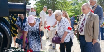 Λουλούδια στη μνήμη των θυμάτων των Σταλινικών Διώξεων, στο μνημείο που βρίσκεται στην Ευπατορία, την τέταρτη μεγαλύτερη πόλη της Κριμαίας (φωτ.: Δήμος Ευπατορίας)