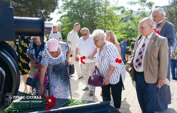 Λουλούδια στη μνήμη των θυμάτων των Σταλινικών Διώξεων, στο μνημείο που βρίσκεται στην Ευπατορία, την τέταρτη μεγαλύτερη πόλη της Κριμαίας (φωτ.: Δήμος Ευπατορίας)