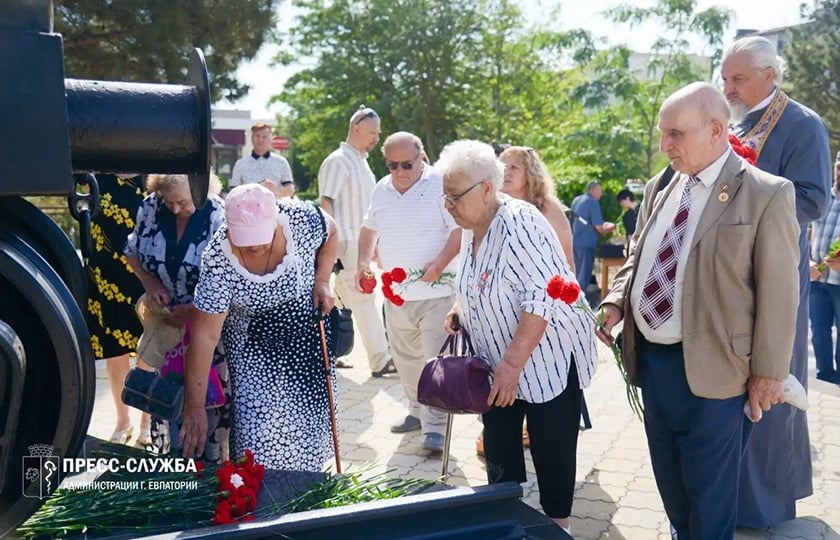 Λουλούδια στη μνήμη των θυμάτων των Σταλινικών Διώξεων, στο μνημείο που βρίσκεται στην Ευπατορία, την τέταρτη μεγαλύτερη πόλη της Κριμαίας (φωτ.: Δήμος Ευπατορίας)
