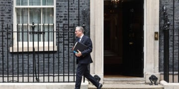 Ο Βρετανός πρωθυπουργός Κιρ Στάρμερ αναχωρεί από την Ντάουνινγκ Στριτ, 10 Ιουνίου 2026 (φωτ.: EPA / Neil Hall)